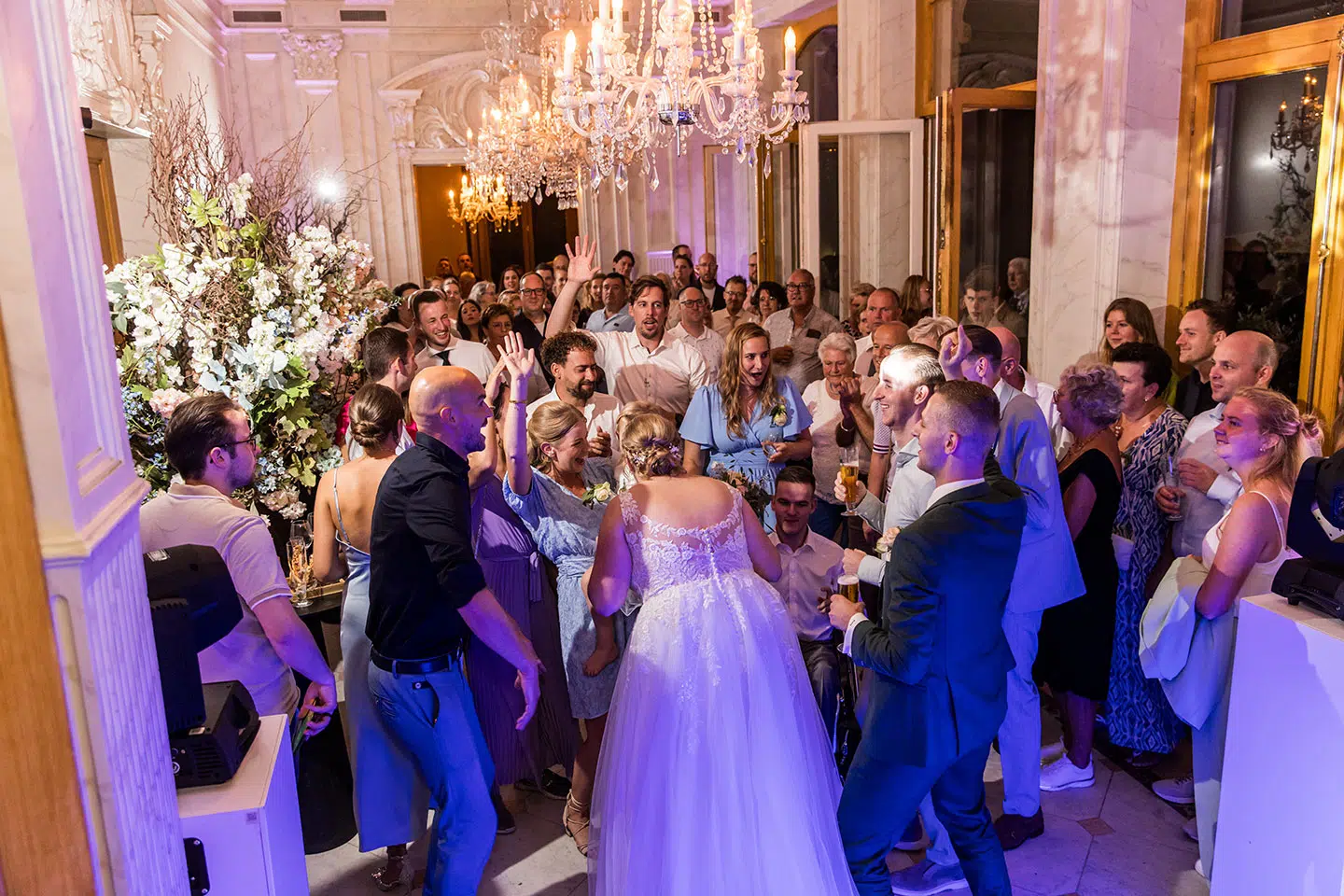 Bruidspaar danst met gasten tijdens een bruiloft bij Landgoed Wolfslaar