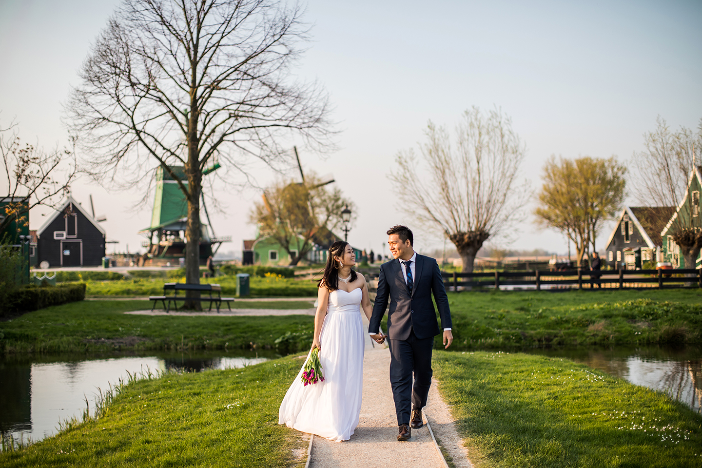 Photoshoot at sunset in Zaanse Schans of an Asian couple during their overseas prewedding in Europe