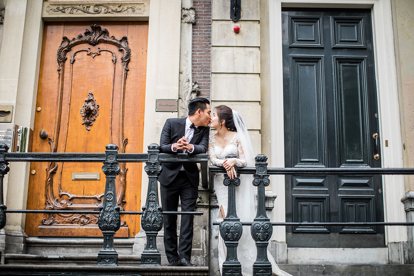 Prewedding Amsterdam couple in front of doors