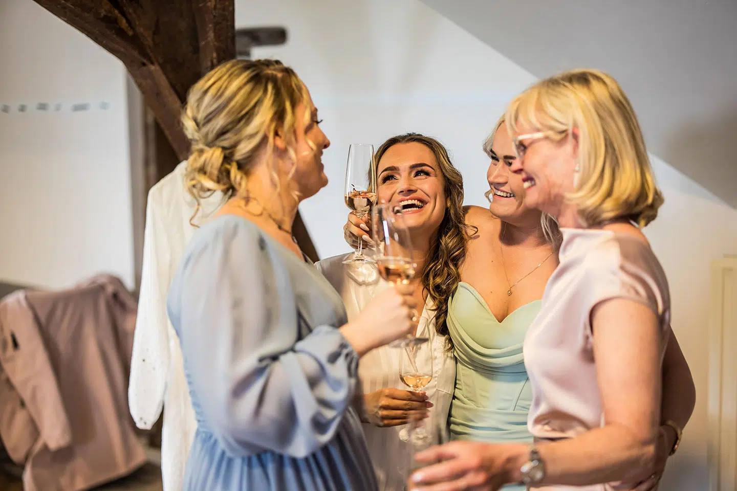 Bruid die met vriendinnen champagne drinkt op haar bruiloft