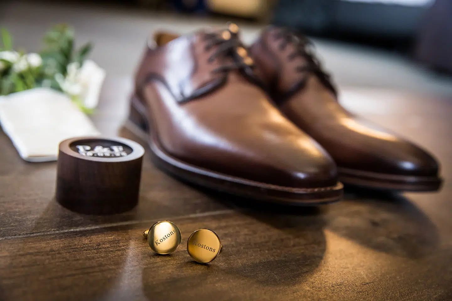 Trouwschoenen en gouden manchetknopen