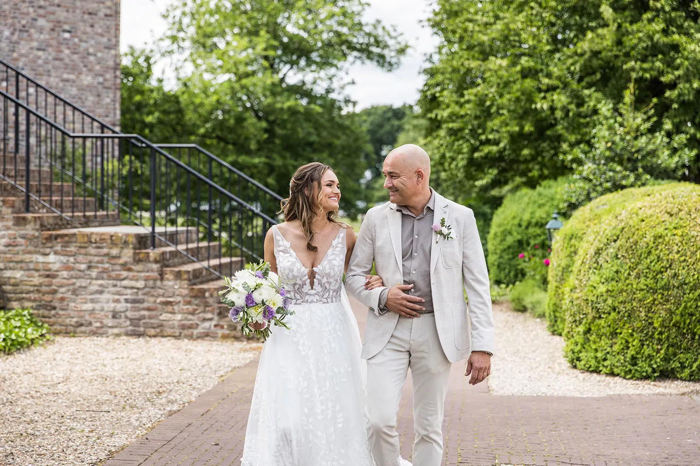 Trouwen op de binnenplaats van Kasteel Daelenbroeck