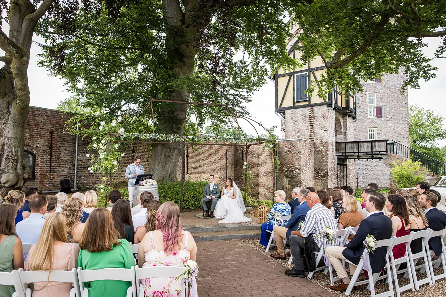 Ceremonie bruiloft op de binnenplaats van Kasteel Daelenbroeck