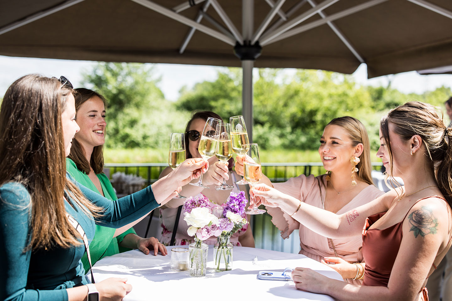 Daggasten proost tijdens een huwelijk in Herkenbosch, Limburg