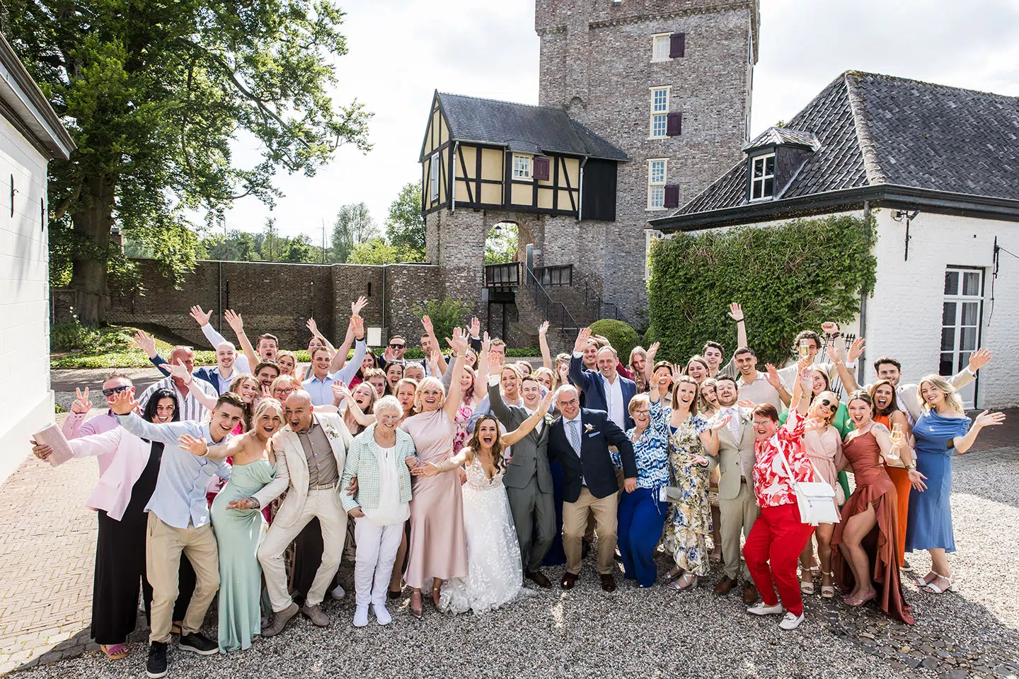 Groepsfoto van een bruiloft bij Kasteel Daelenbroeck