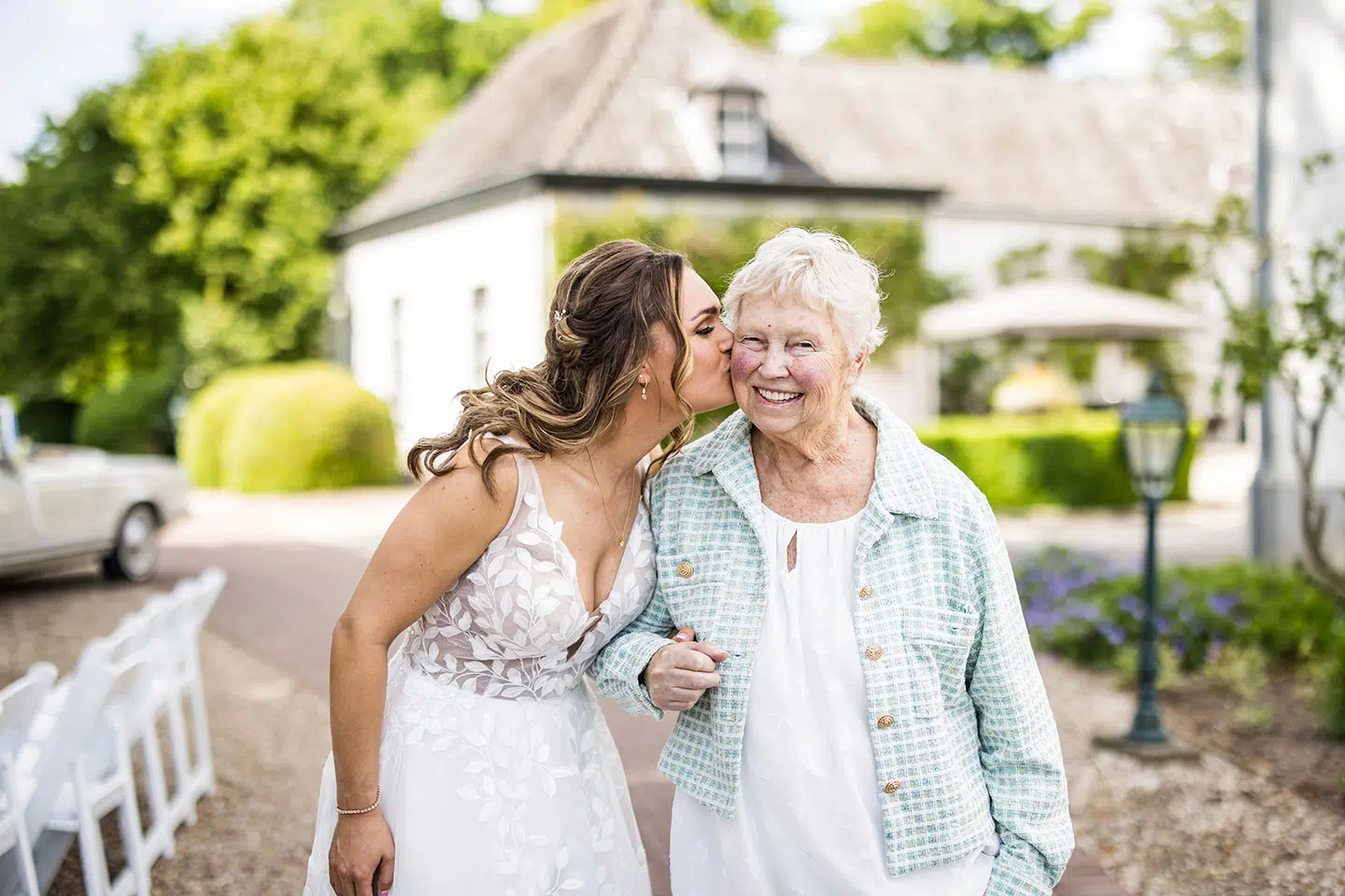 Bruid met oma tijdens een bruiloft bij Kasteel Daelenbroeck