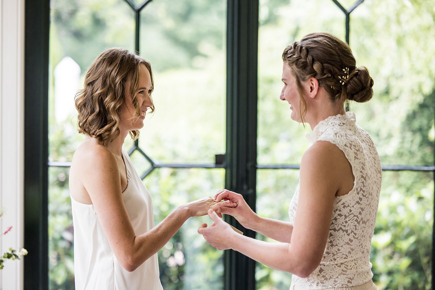 Twee vrouwen geven elkaar het ja-woord