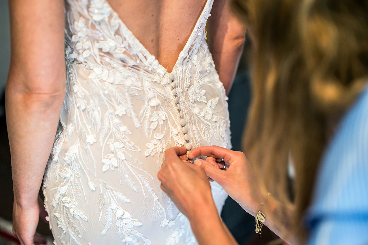 Close-up van een kanten trouwjurk met knopjes