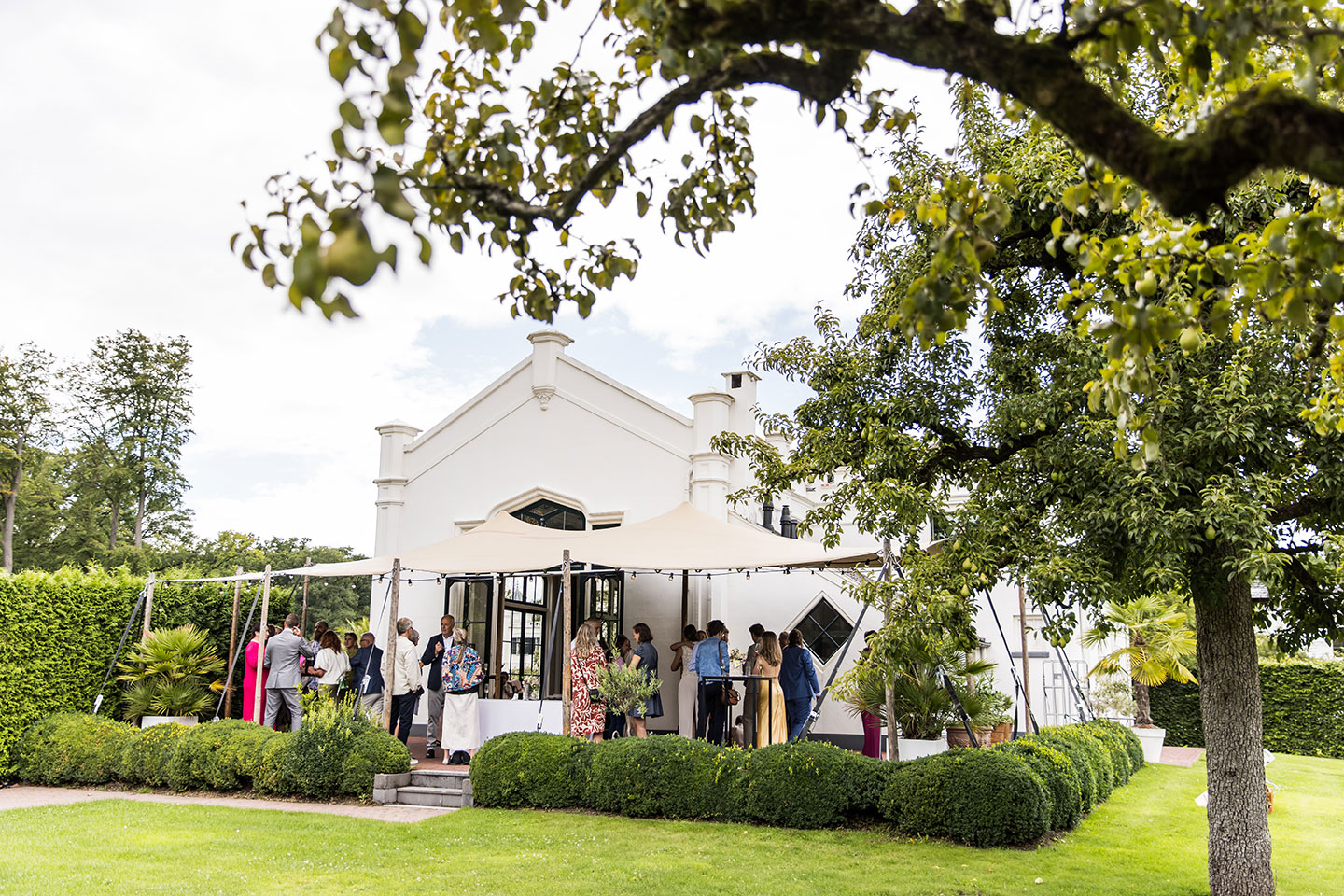 Borrel tijdens een bruiloft bij Landgoed Oranjerie Sandenburg