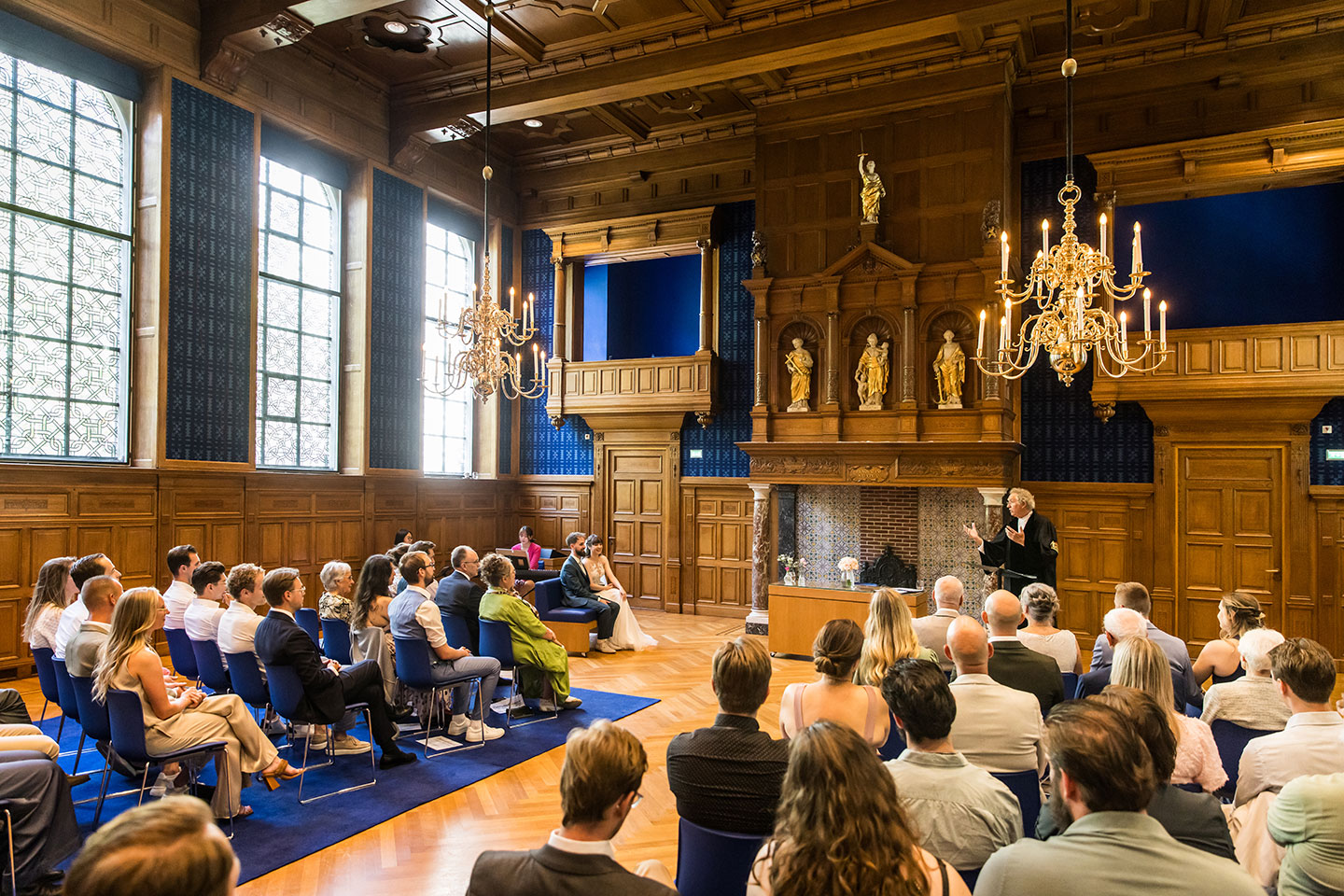 Trouwfotografie in de imposante zaal van het Noordbrabants museum in Den Bosch
