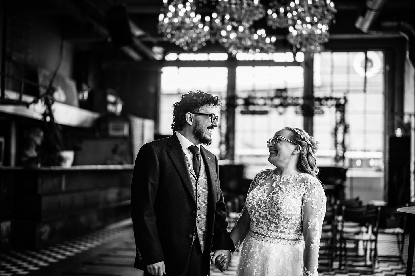 Zwart wit bruidsfotografie op StrijpS in Eindhoven
