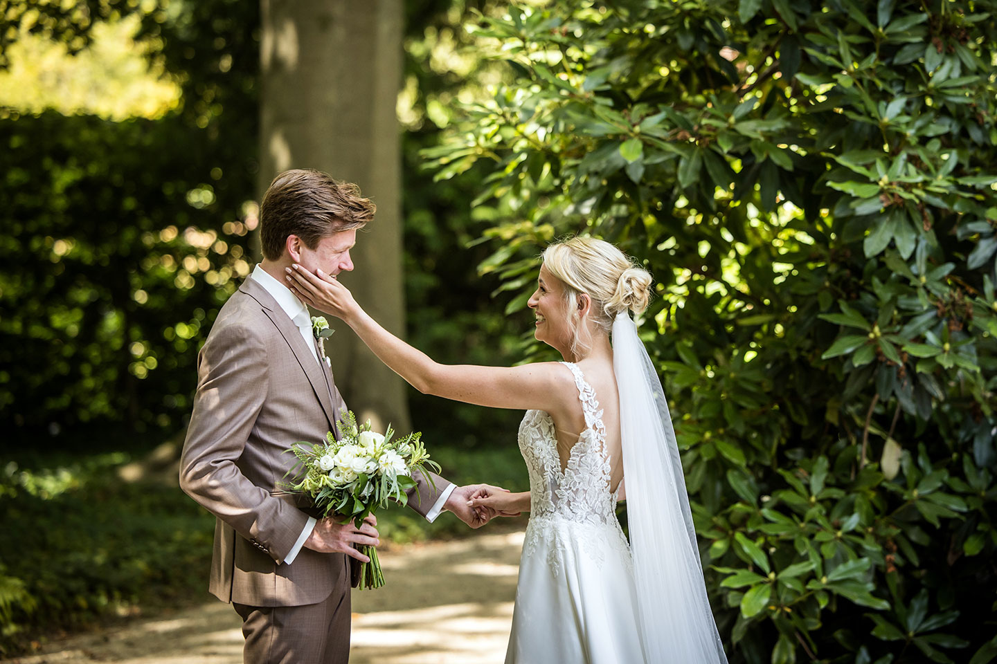 Trouwreportage in de groene omgeving van Kasteel Geldrop
