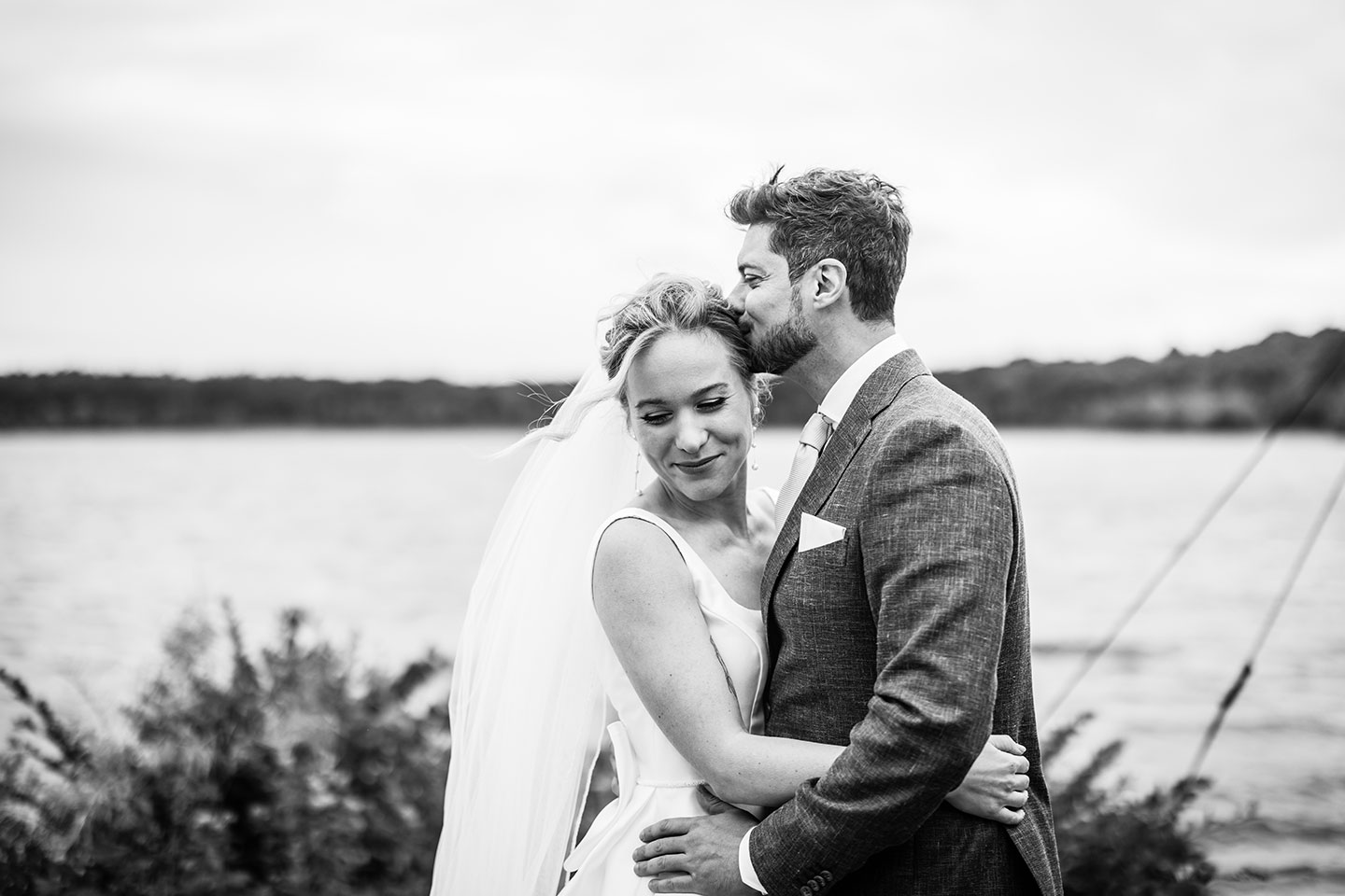 Zwart-wit bruidsfotografie bij het Houtse Meer