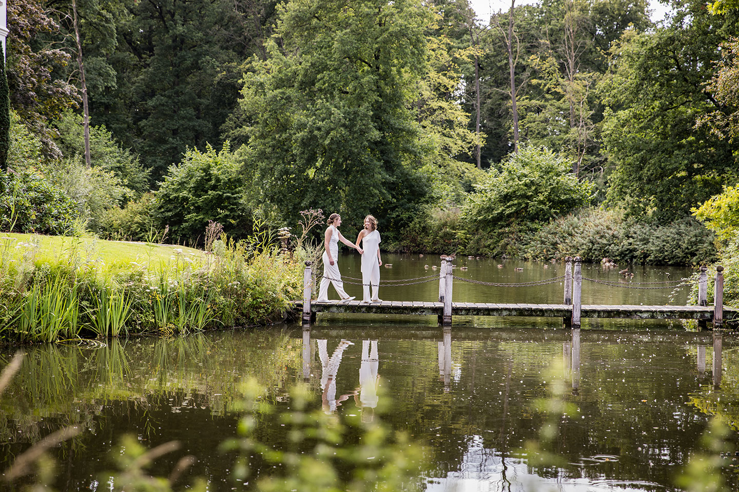 Bruidsreportage in de tuin van Oranjerie Sandenburg