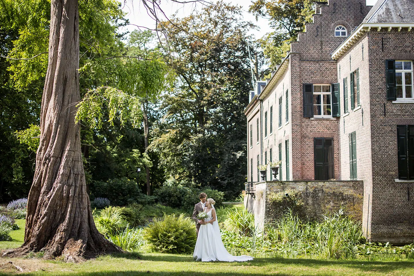 Fotoshoot bij Kasteel Geldrop tijdens een bruiloft