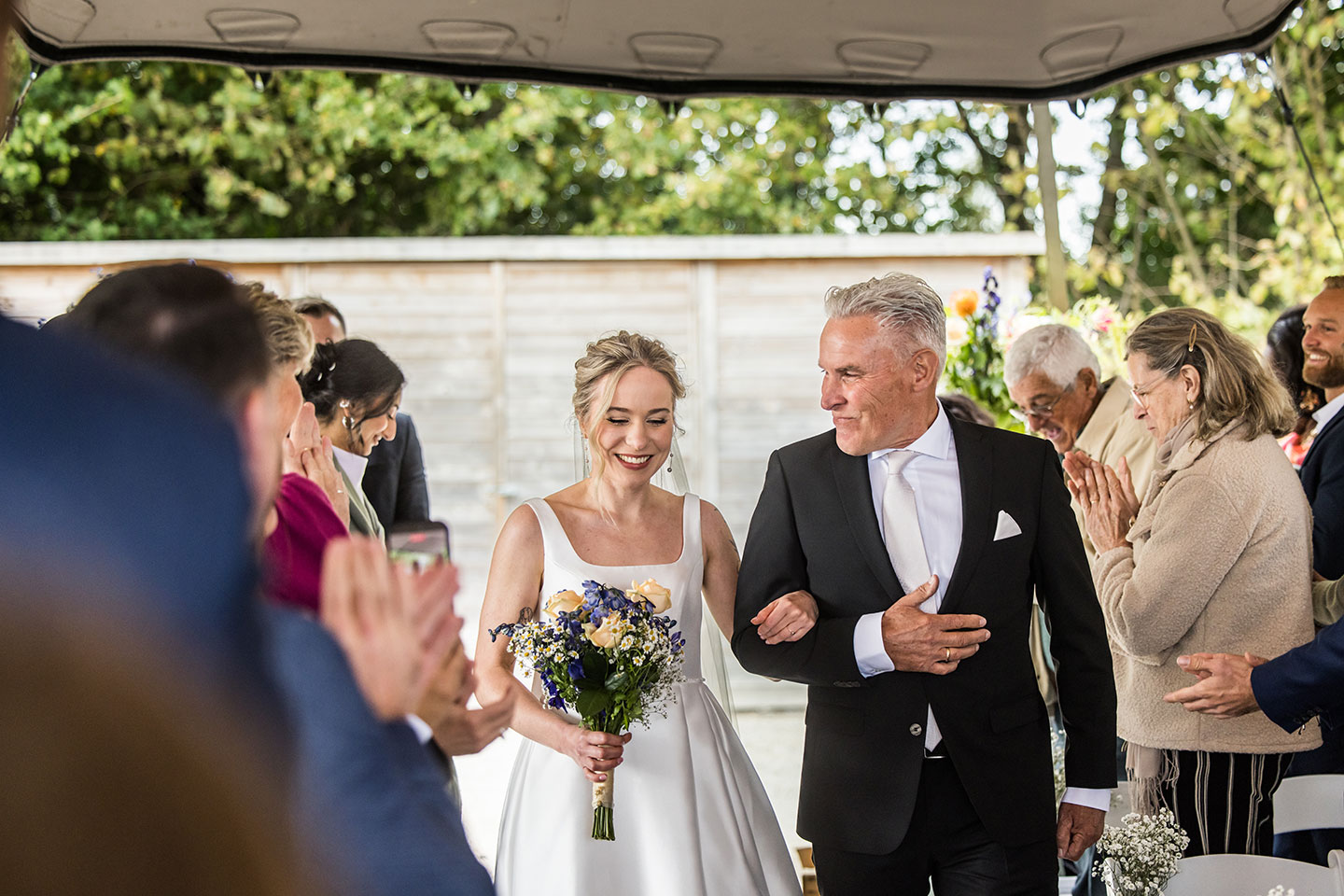 Ceremonie van een bruiloft bij het Houtse Meer