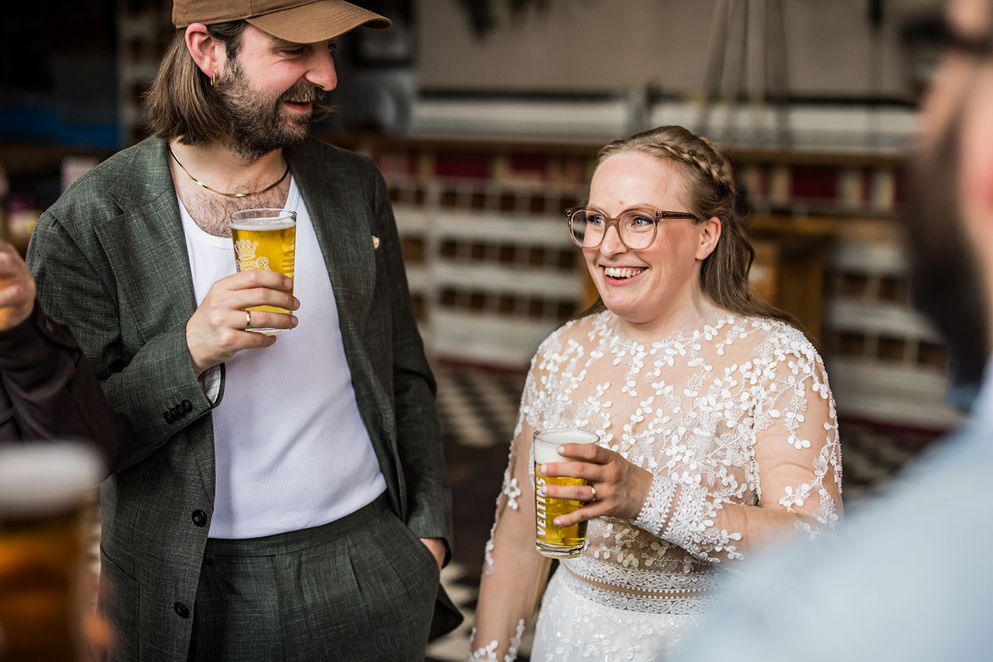 Bruid proost met daggasten tijdens een bruiloft bij het Ketelhuis