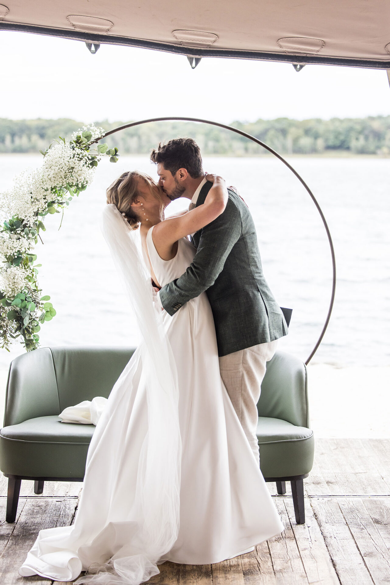 Bruidsfotografie aan het water bij het Houtse Meer