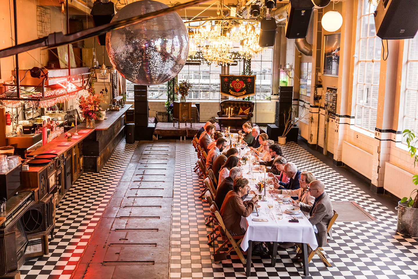 Gasten tijdens het diner van een bruiloft bij het Ketelhuis in Eindhoven