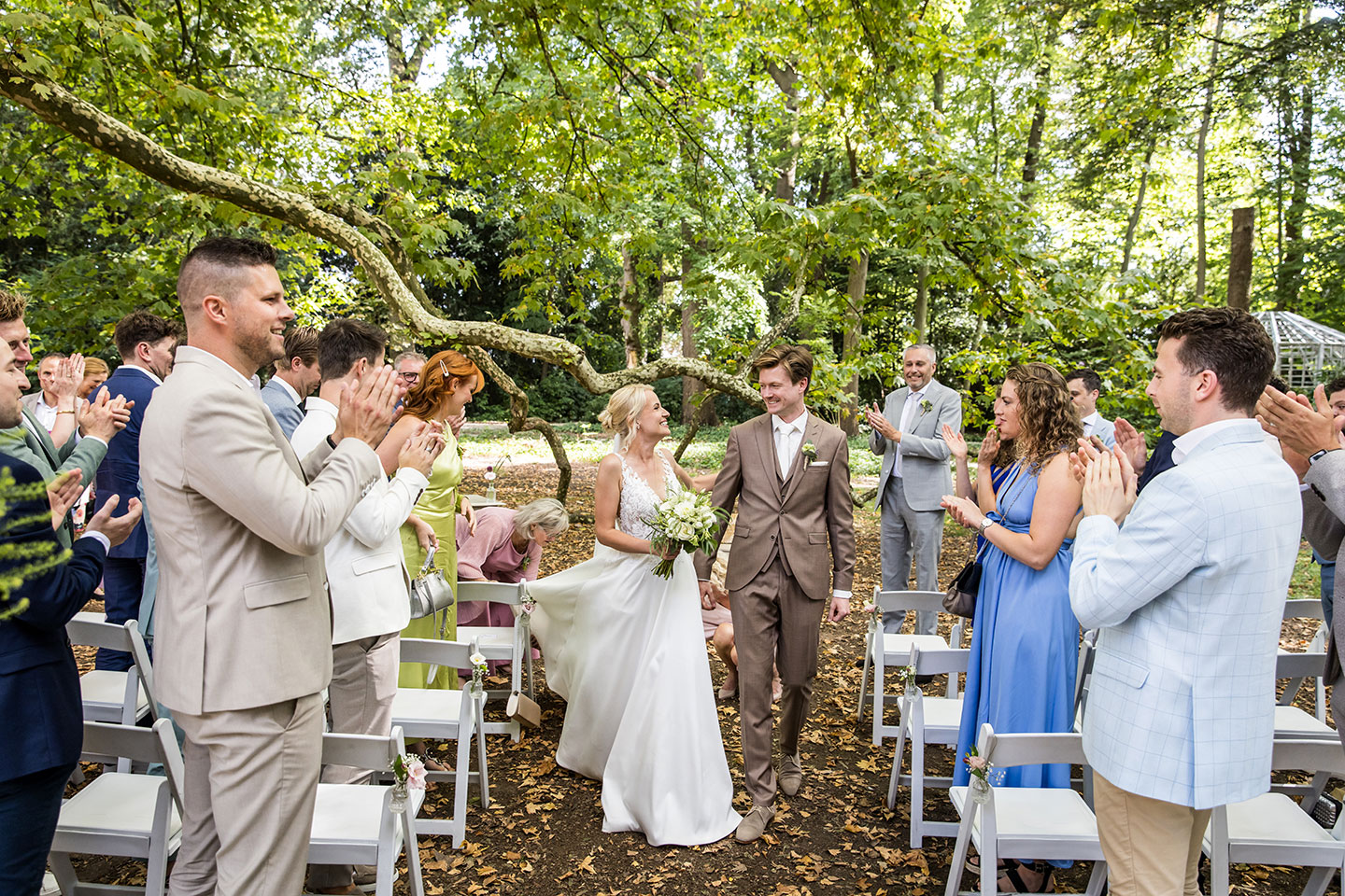 Ceremonie bruiloft in de tuin van Kasteel Geldrop