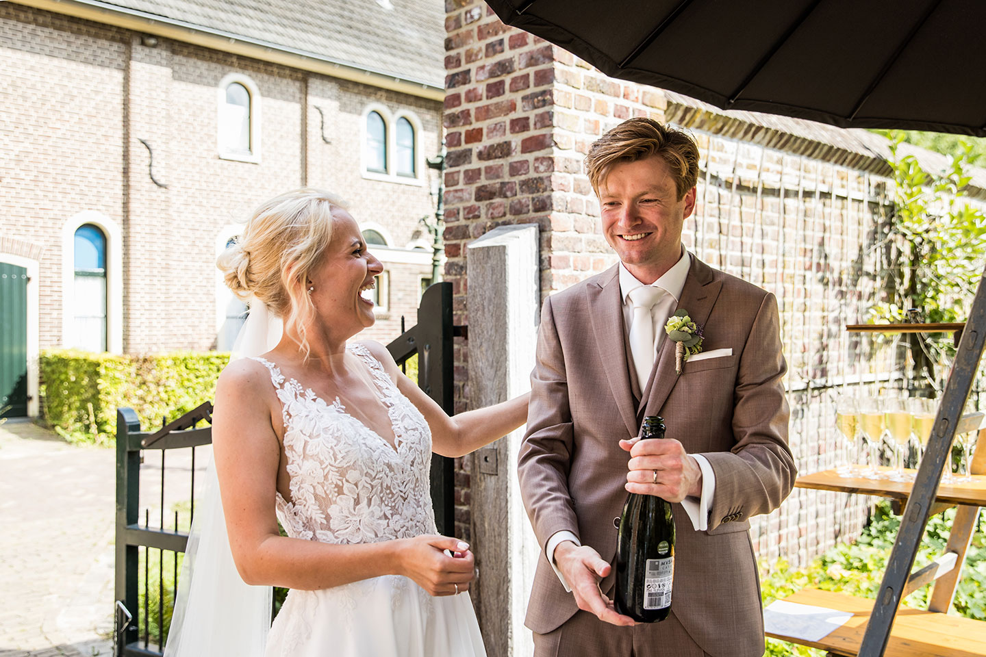 Sableren van fles champagne tijdens een bruiloft