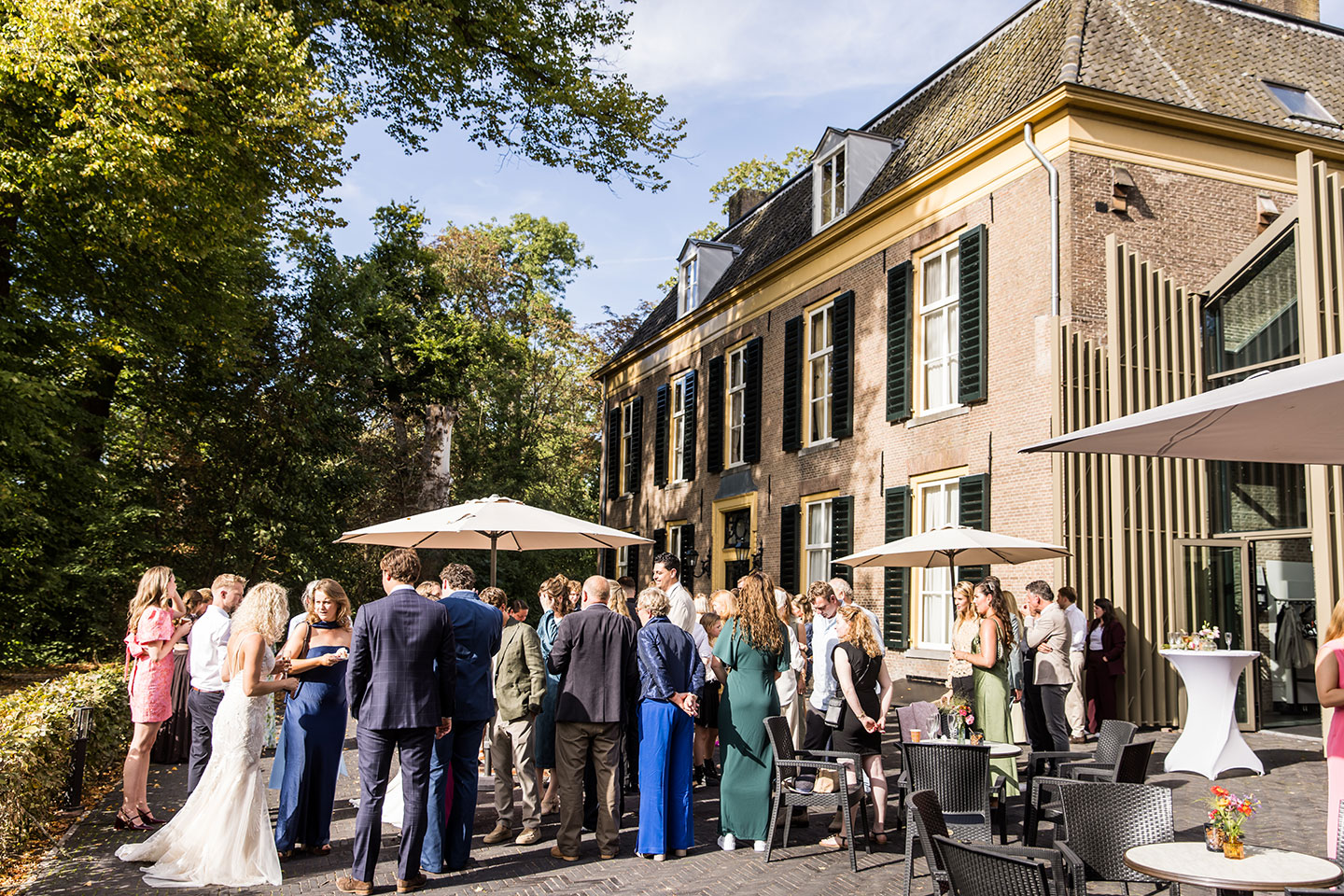 Borrel in de tuin van Huis Brakel tijdens een bruiloft