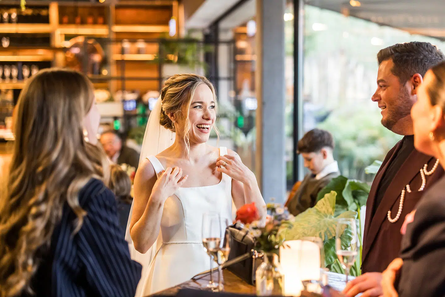 Bruid met haar gasten tijdens een bruiloft bij het Houtse Meer