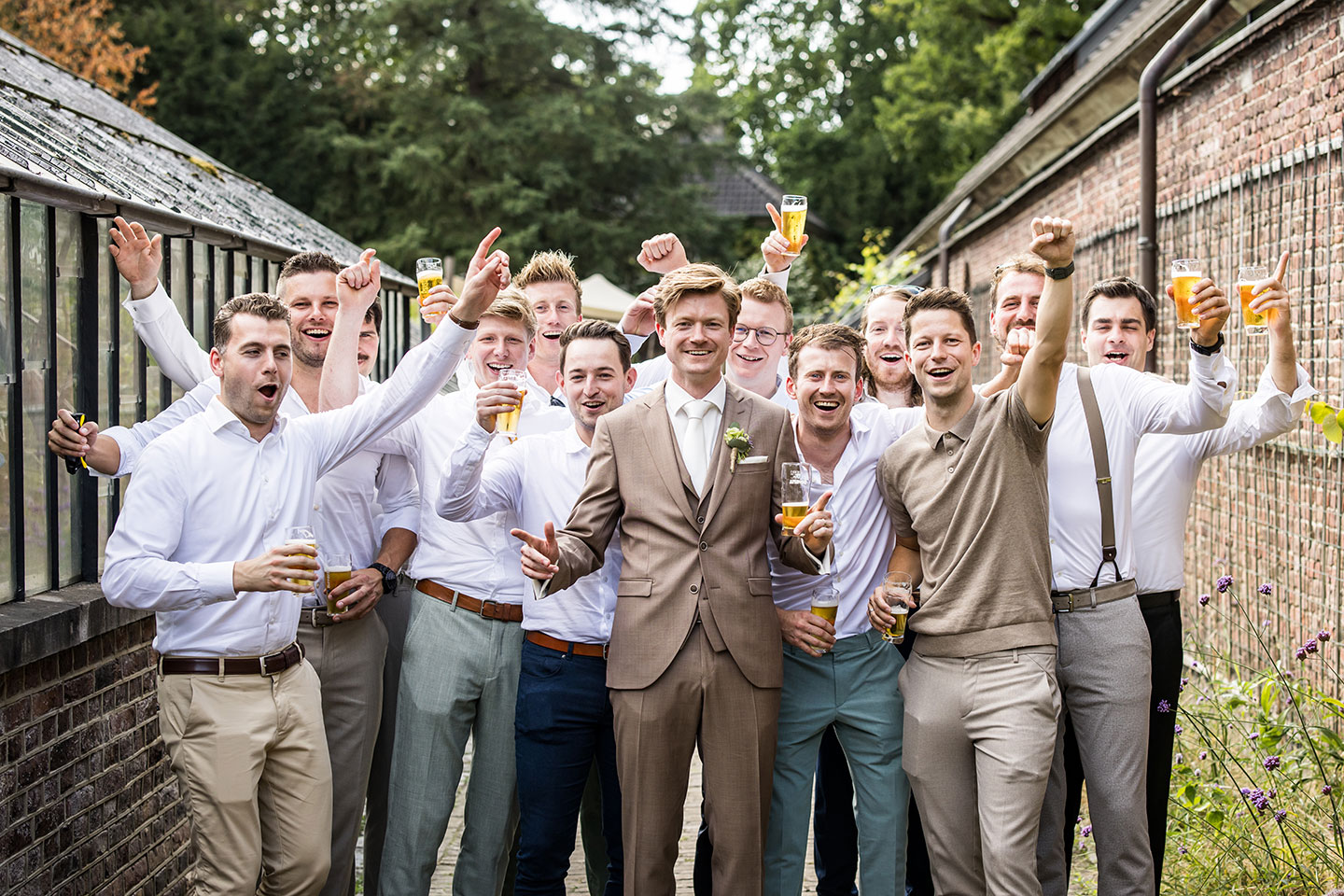 Bruidegom met beste vrienden tijdens een bruiloft in Eindhoven