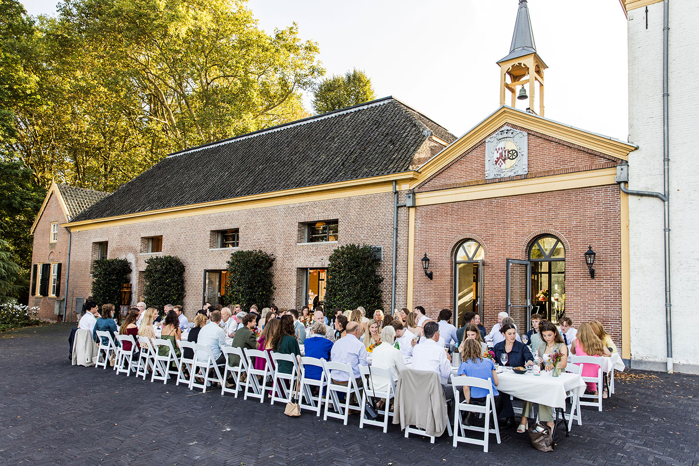 Diner van een bruiloft op de binnenplaats van Huis Brakel