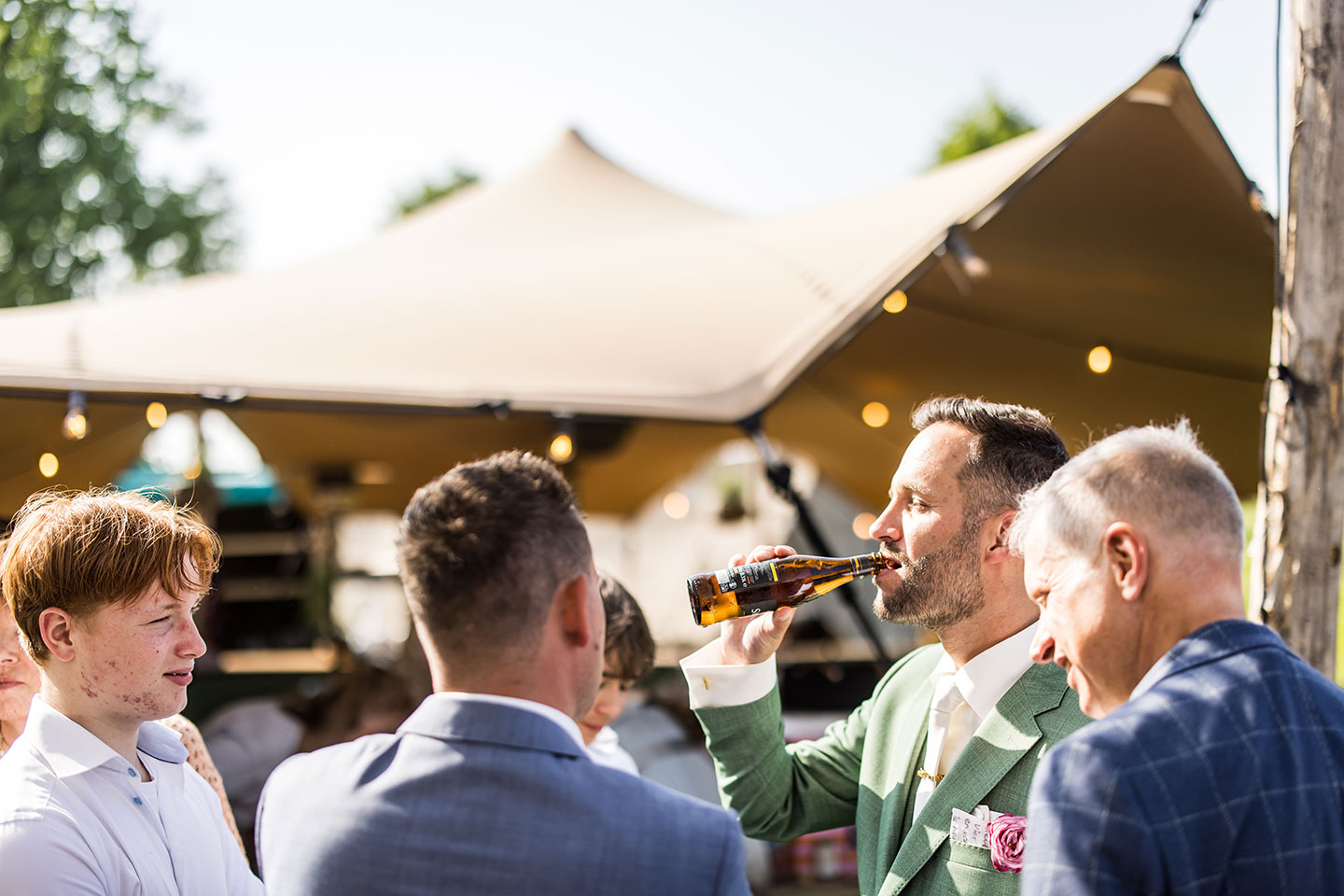 Bruidegom tijdens de receptie van een bruiloft in Utrecht bij Fort de Gagel
