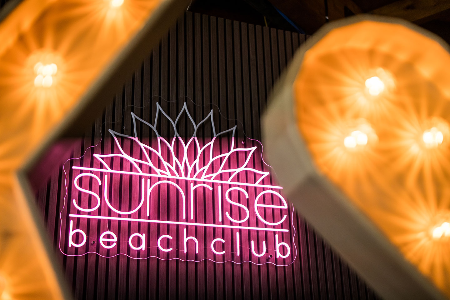 Feestavond bruiloft bij Beachclub Sunrise