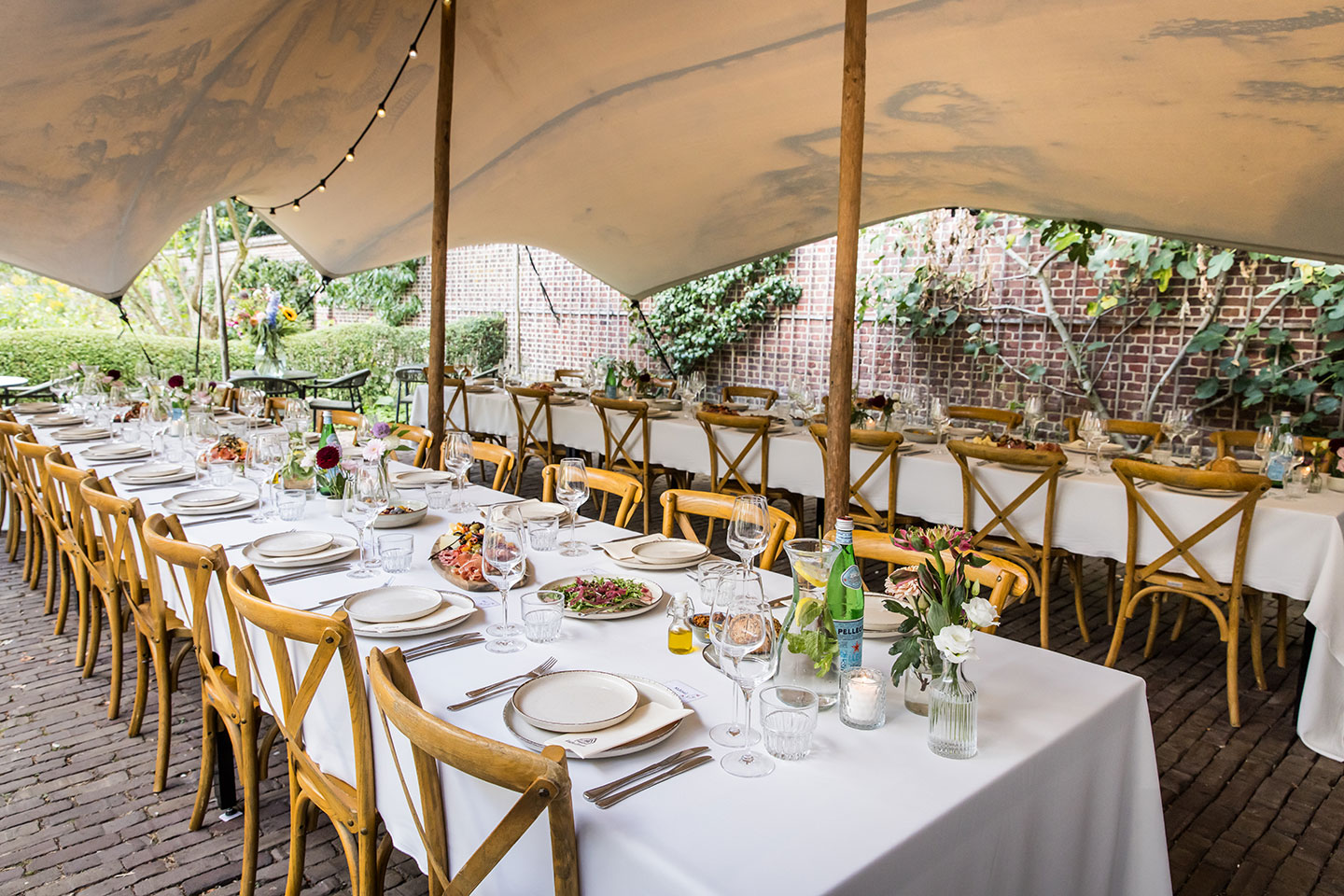 Diner tijdens een bruiloft onder een tent bij Kasteel Geldrop