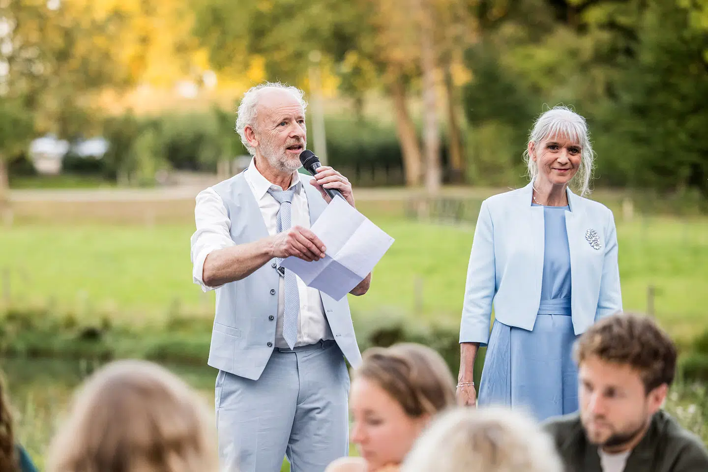 Speeches tijdens een bruiloft in de tuin bij Huis Brakel