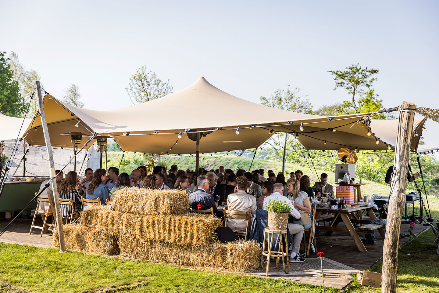Diner in de buitenlucht in de tuin van Fort de Gagel tijdens een bruiloft in de zomer