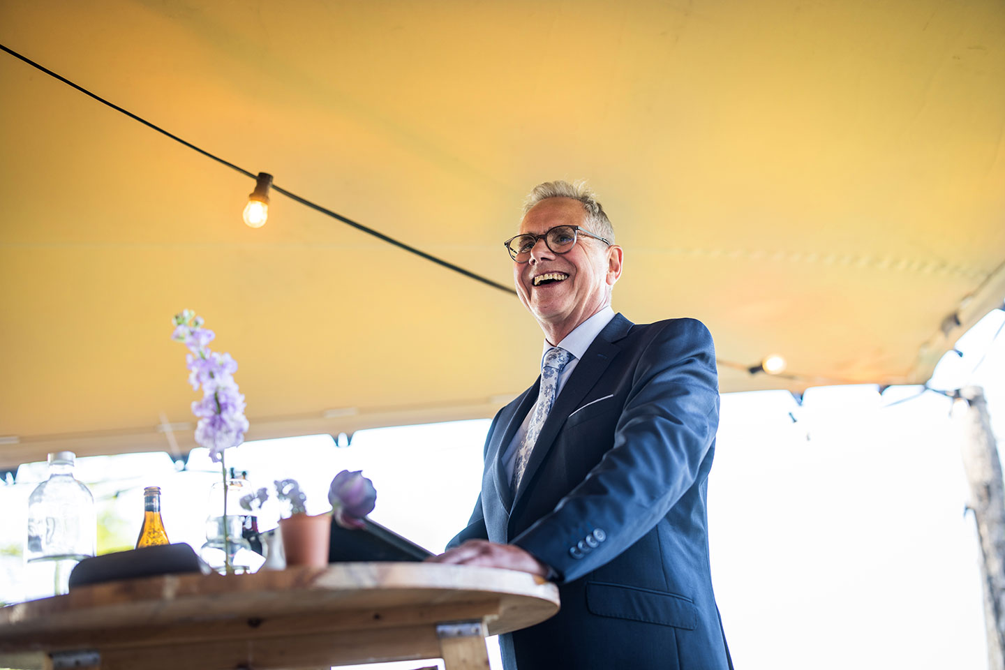 Vader speecht tijdens de bruiloft van zijn dochter bij Fort de Gagel