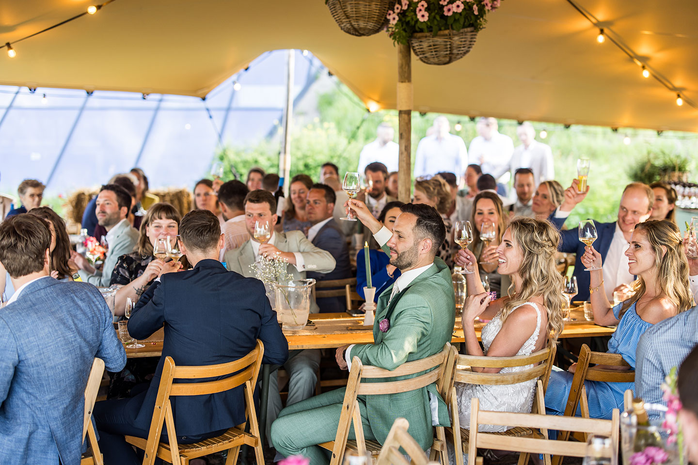 Bruidspaar proost met vrienden familie tijdens een bruiloft bij Fort de Gagel