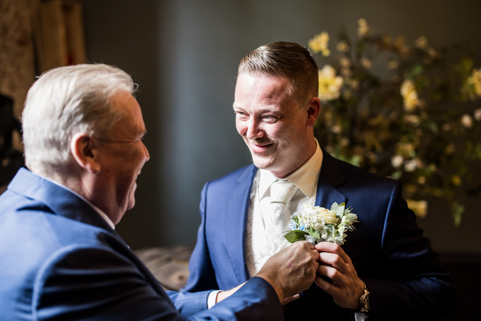 Bruidegom met vader tijdens bruiloft bij Landgoed Rhederoord