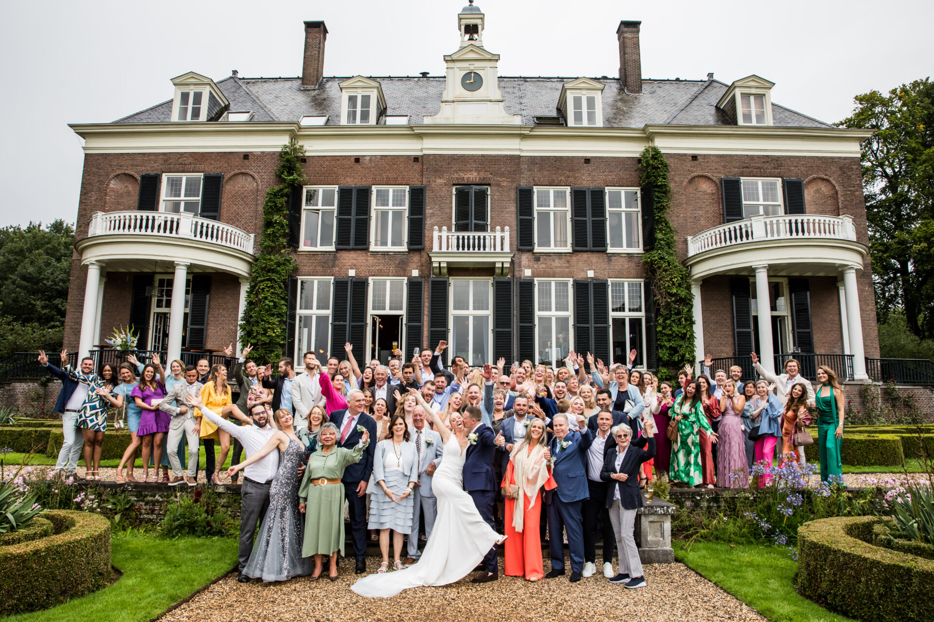 Groepsfoto van een bruiloft bij Landgoed Rhederoord