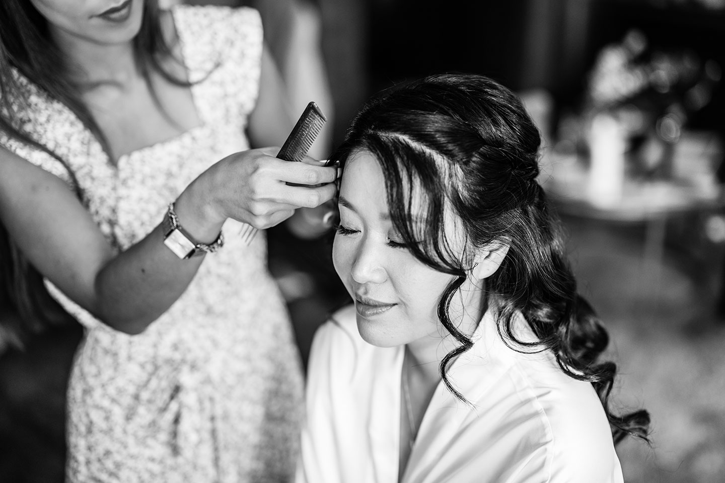 Bruid in de make-up tijdens een bruiloft bij het Kasteel van Rhoon
