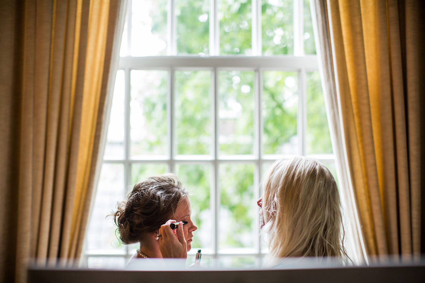 Bruid maakt zich klaar voor haar bruiloft bij Kasteel Groot Buggenum