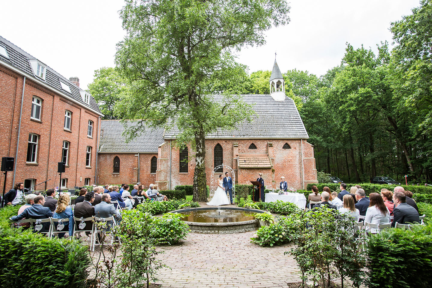 Bruiloft in de tuin van Klooster Nieuwkerk in Goirle