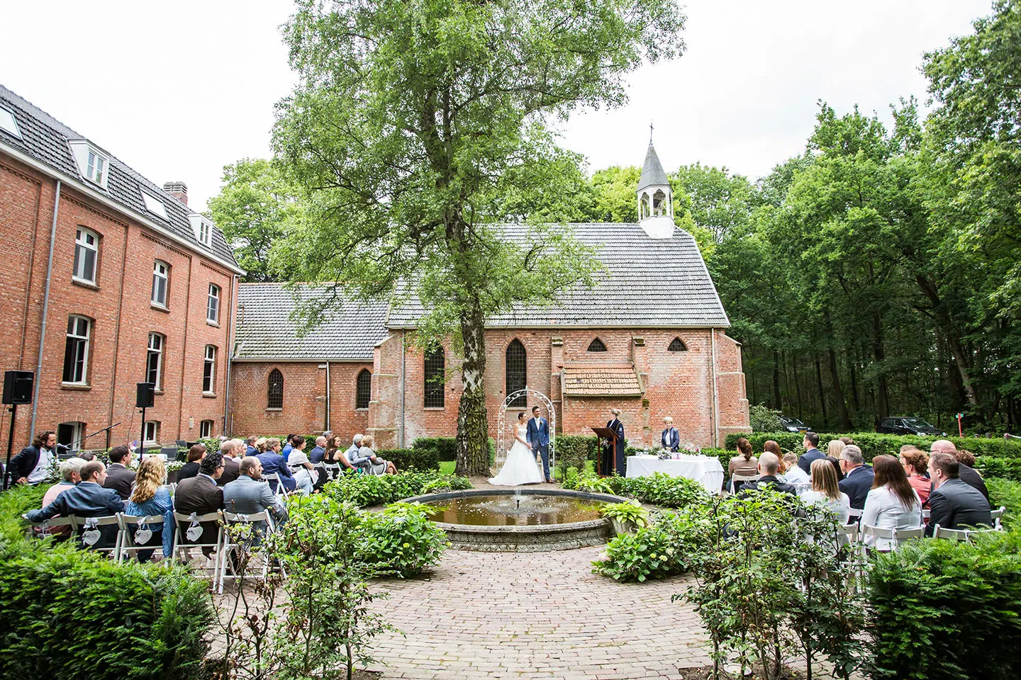 Buiten trouwen bij Klooster Nieuwkerk