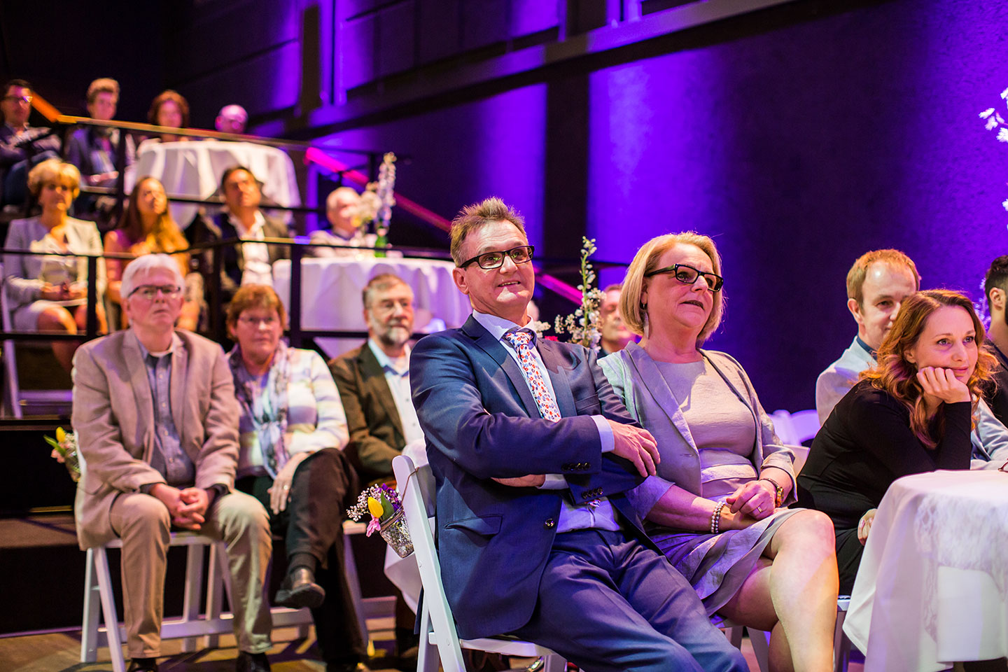 Gasten bij het Klasse Theater tijdens een bruiloft