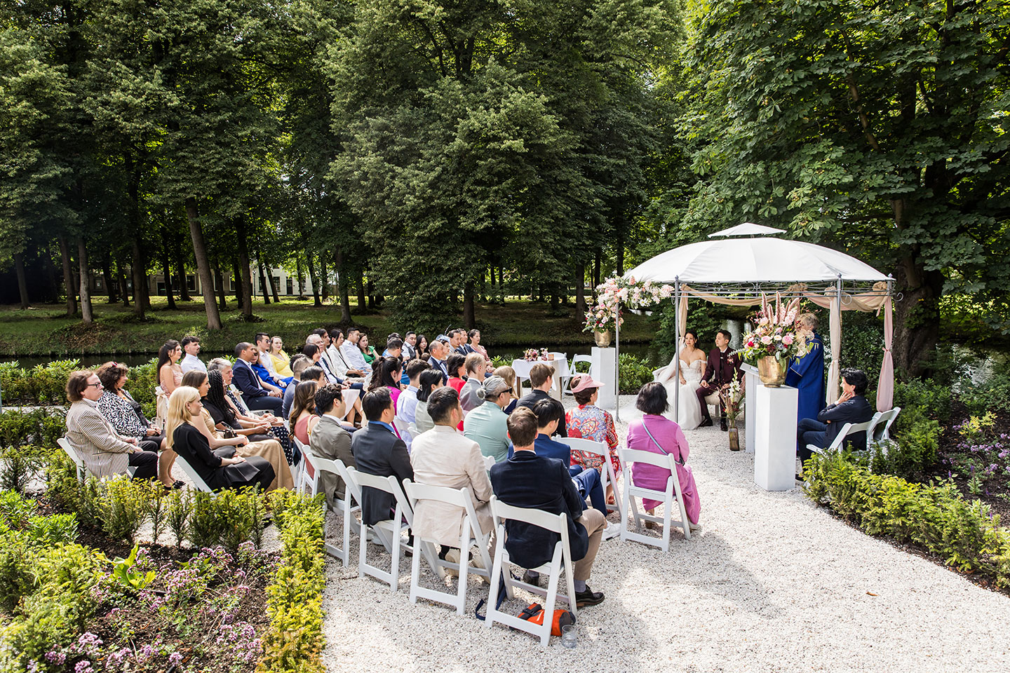 Buiten trouwen bij het Kasteel van Rhoon in de tuin