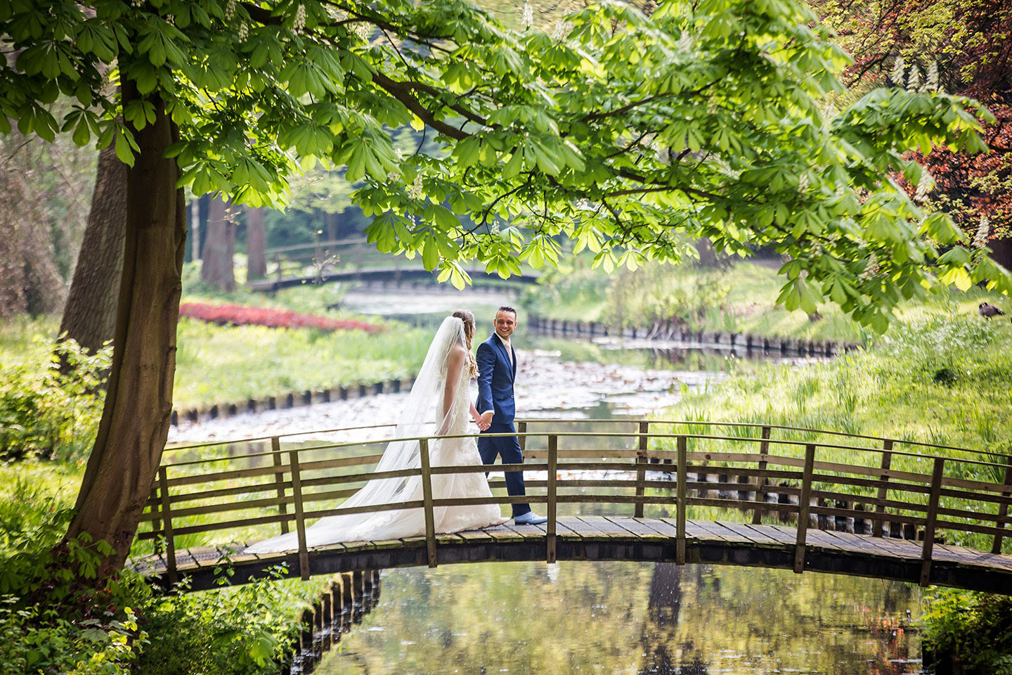Fotoreportage van een bruiloft in de tuin van Landgoed te Werve
