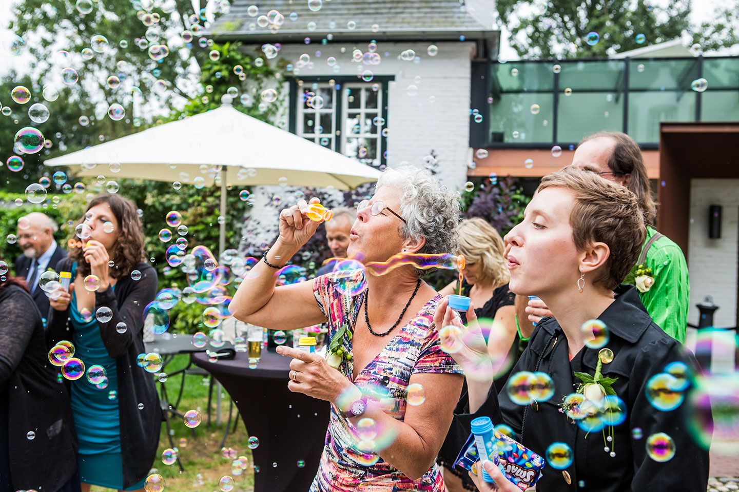 Bellenblaas op bruiloft bij Kasteel Groot Buggenum