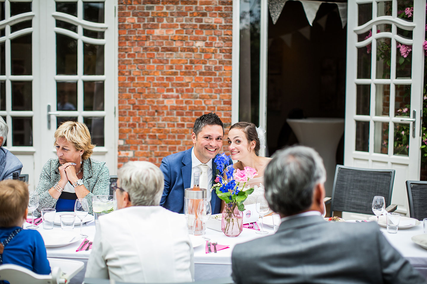 Bruidspaar tijdens het diner van hun bruiloft bij Klooster Nieuwkerk