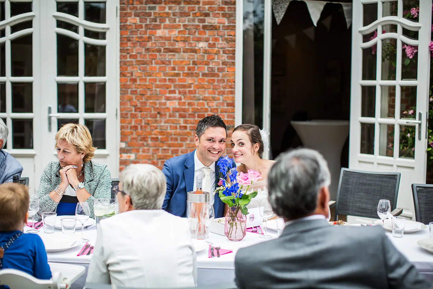 Bruidspaar tijdens het diner van hun bruiloft bij Klooster Nieuwkerk