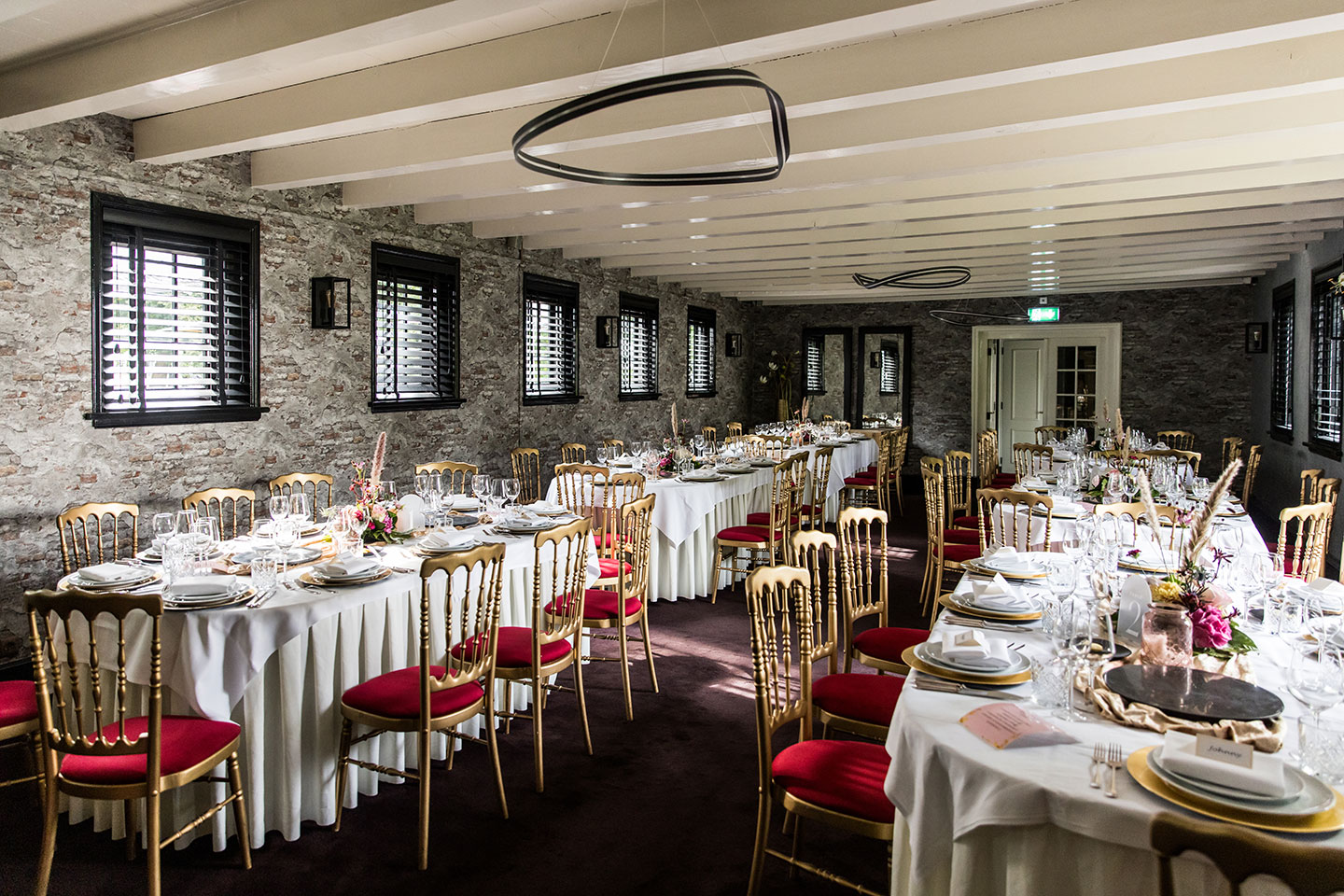 Dinerzaal tijdens een bruiloft in de regio Rotterdam