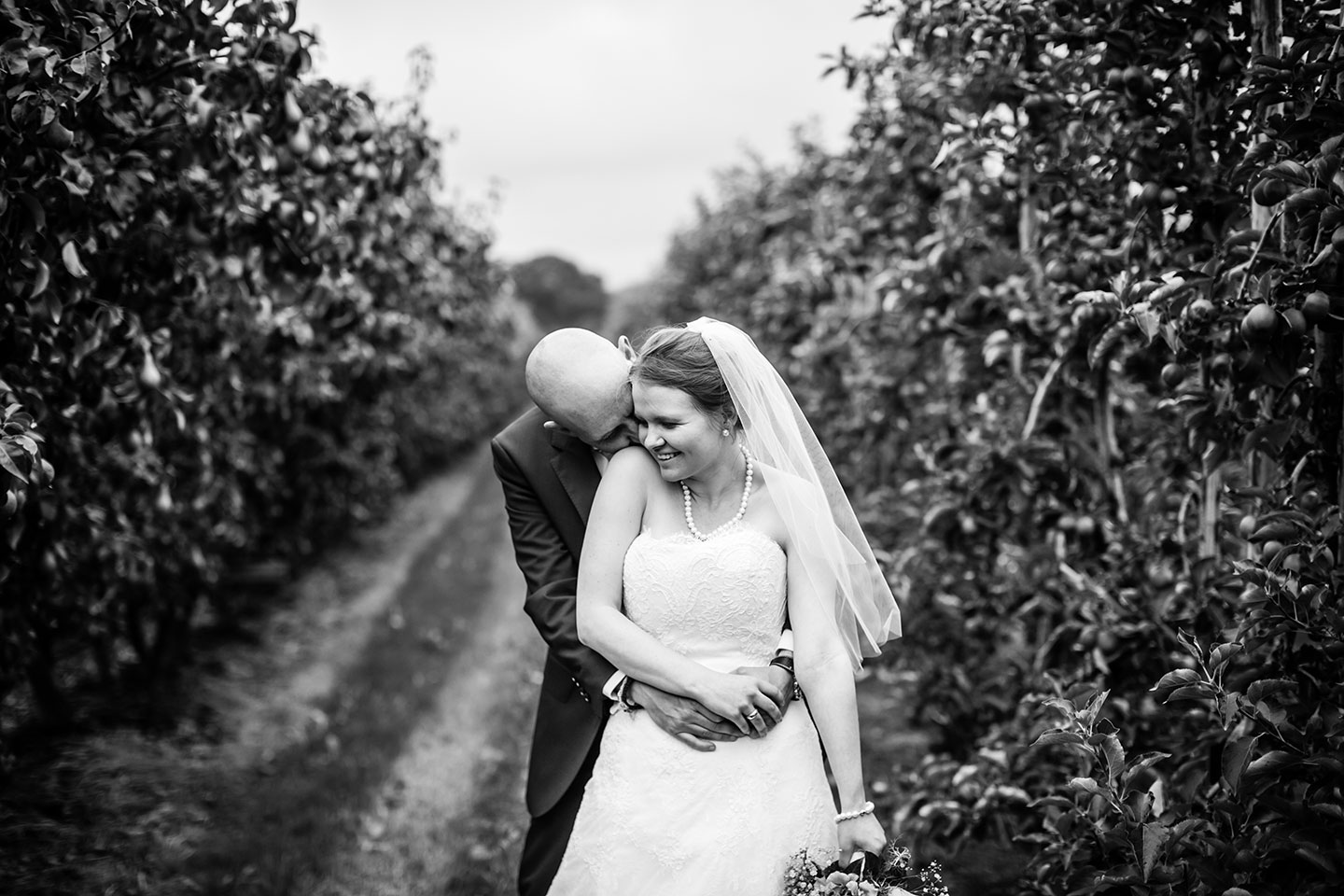Huwelijksfotografie in de appelboomgaard van Kasteel Groot Buggenum